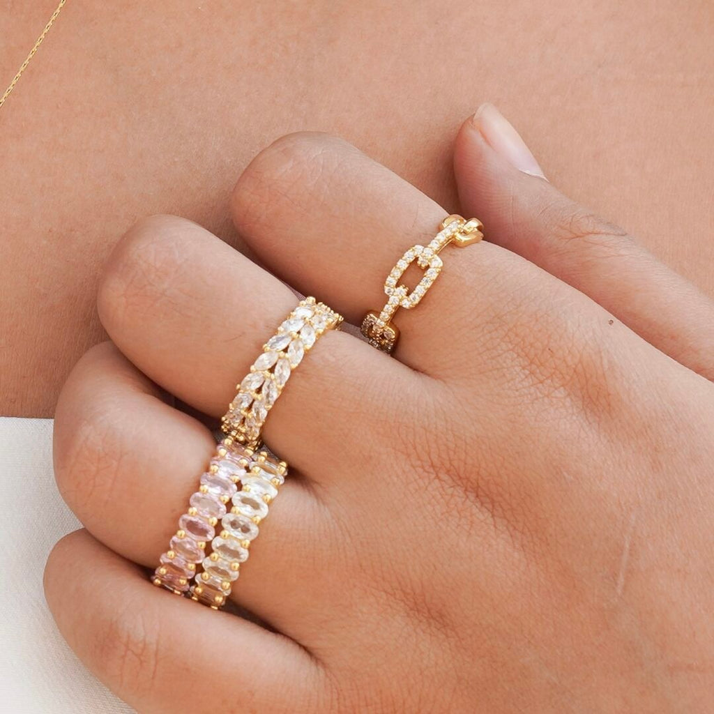 Link Ring White — close-up of linked cubic zircon setting