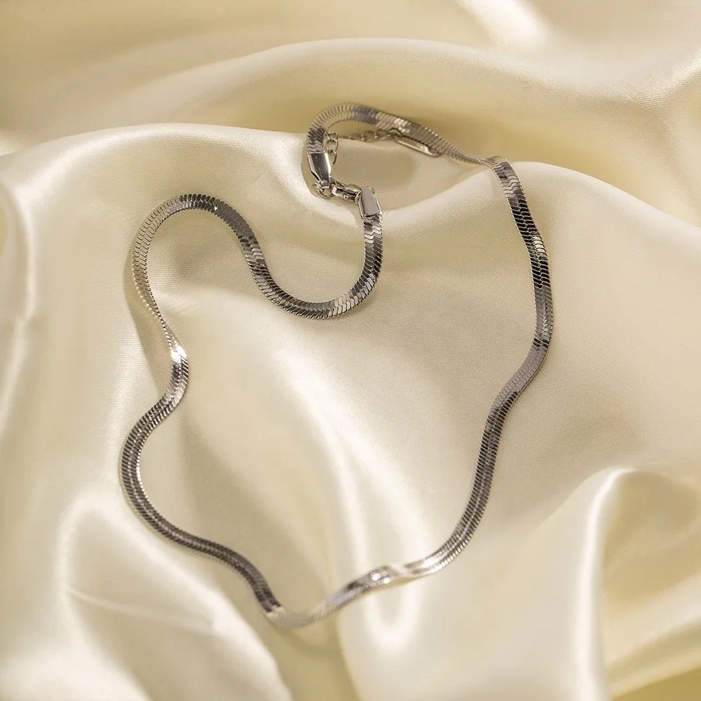 Snake Chain Silver — close-up of flush snake links