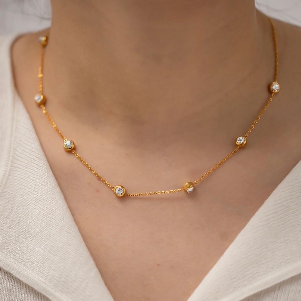 Lumineer — gold-plated zircon pendant, detail