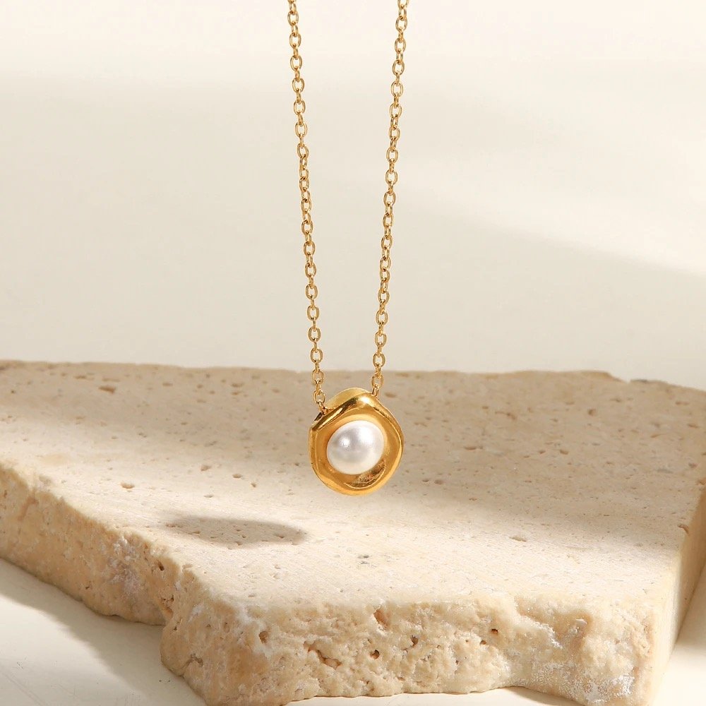Ophelia Pearl — pearl necklace worn at the collarbone