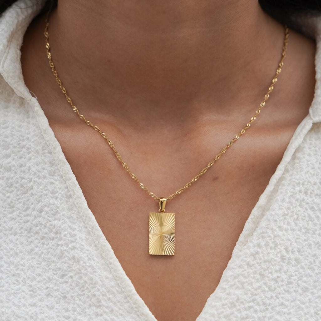 Divergent — short gold chain worn high on the neck