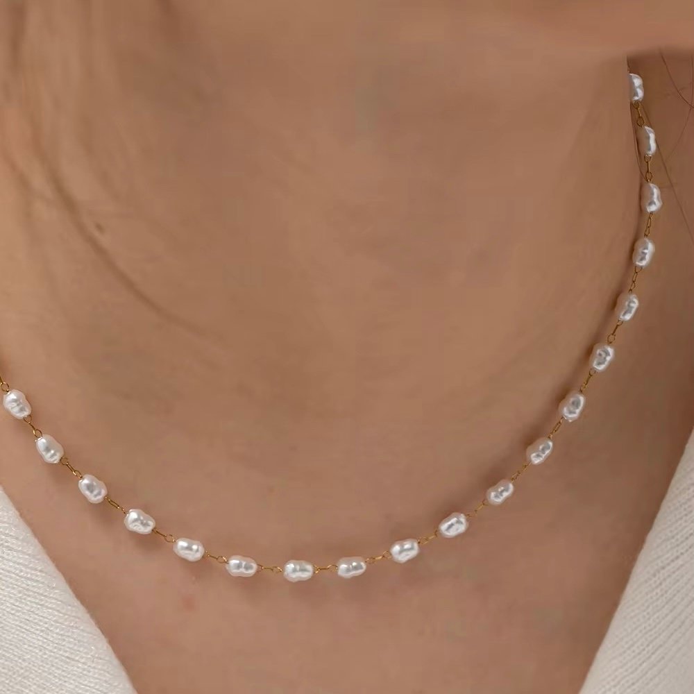 Mother of Pearls — mother of pearl pendant necklace in 18k gold plating, front view