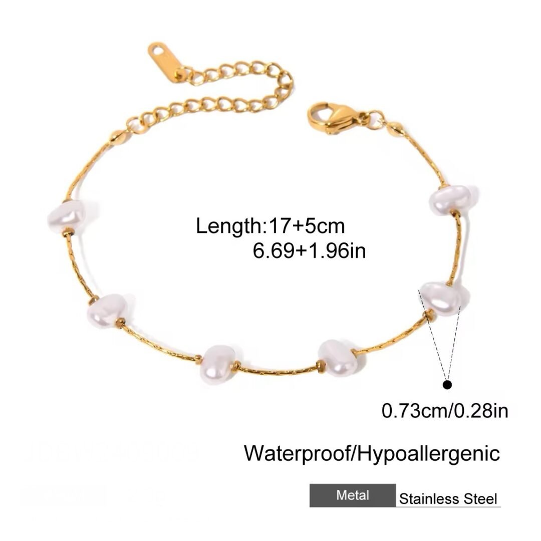Velora — close-up of the fine gold chain