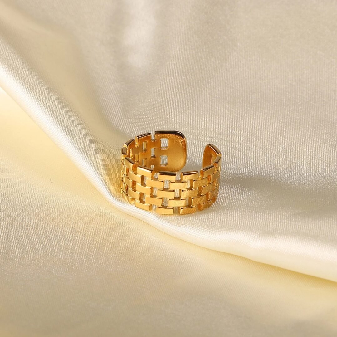 Webster Ring — adjustable band, side view
