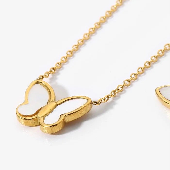 Nabi — gold-plated shell necklace worn at the collarbone