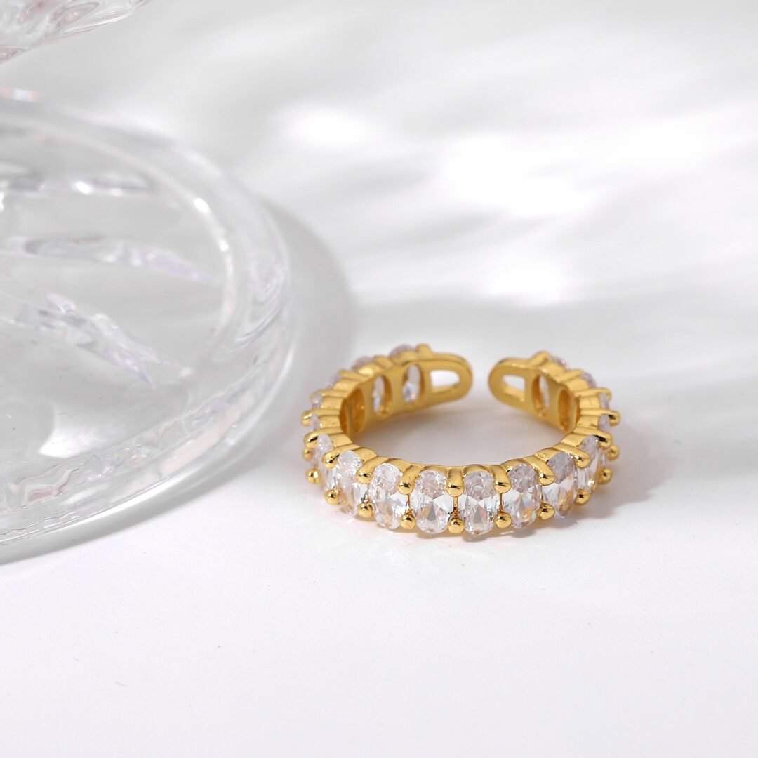 Icy Ring White — close-up of dense clear zircon setting