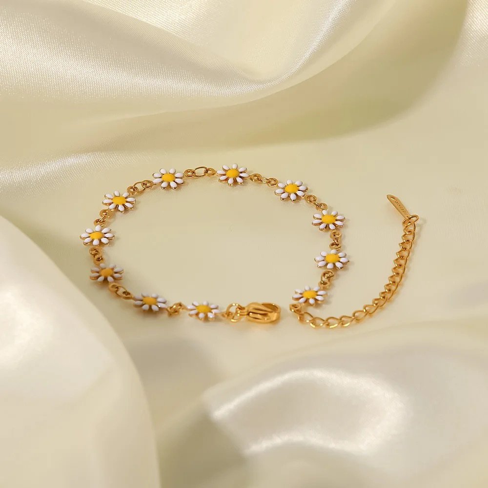 Daisies Bracelet — close-up of linked daisy detail