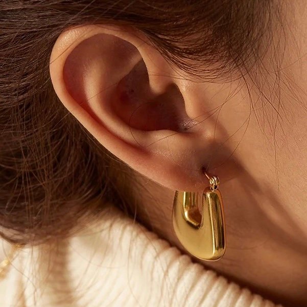 Bianca Hoops Gold — close-up of plain gold hoop
