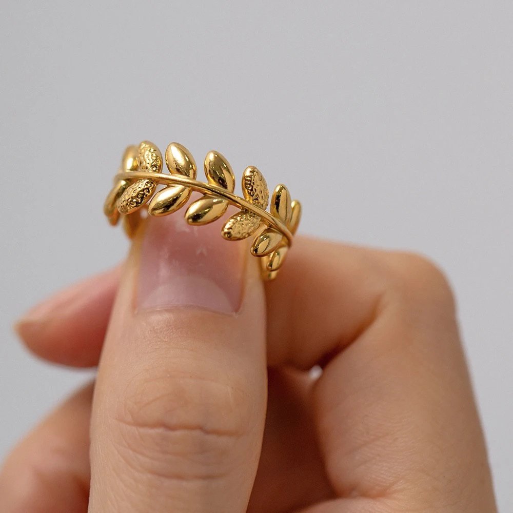 Twisted Vine Ring — close-up of twisted band detail