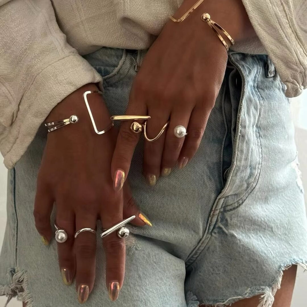 Sphere Bar Ring — close-up of the bar and spheres