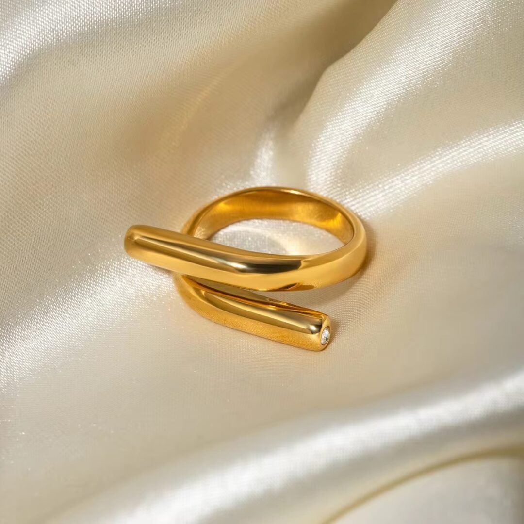 The Zee Ring — close-up of zircon along the zigzag