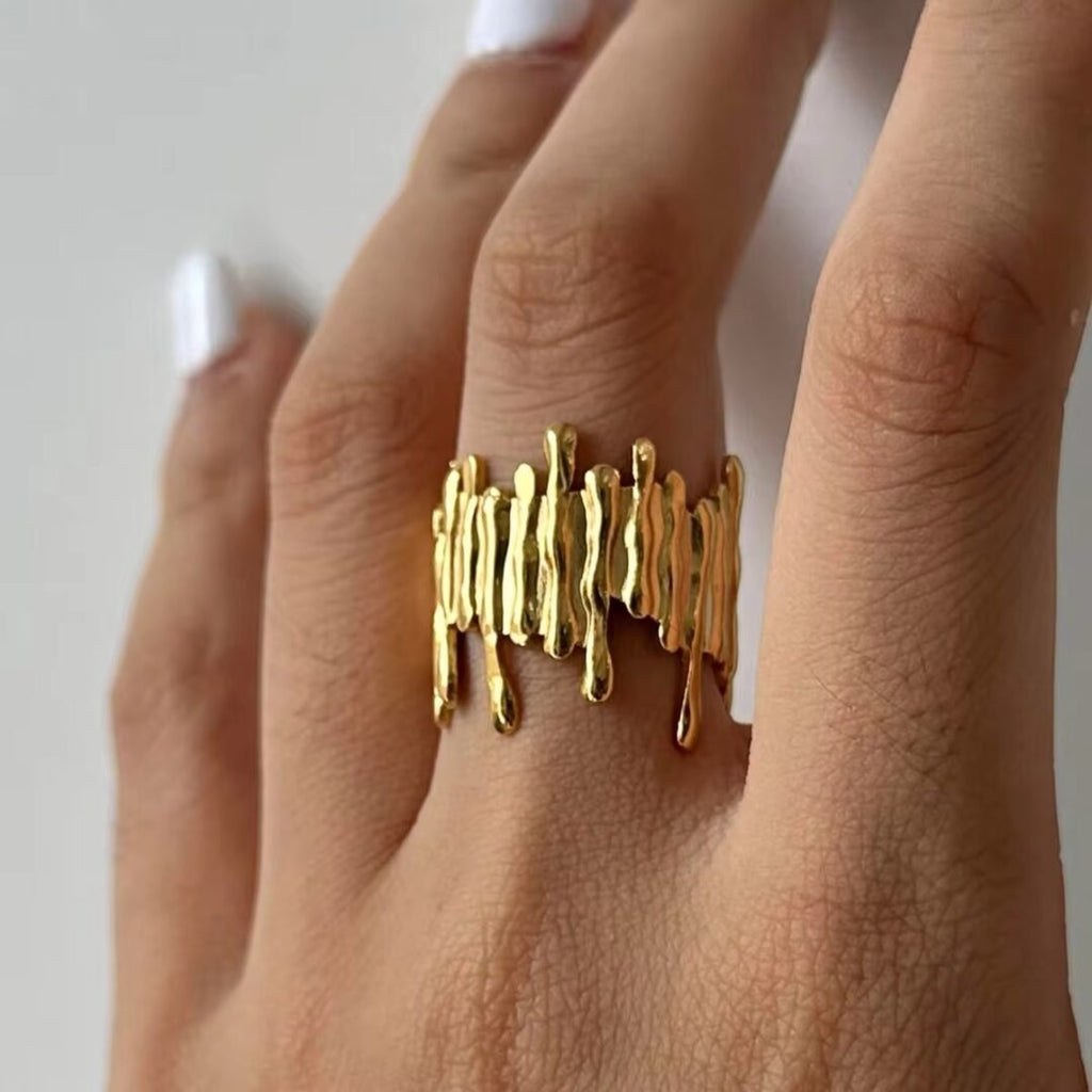 Cove Ring — close-up of scooped band profile
