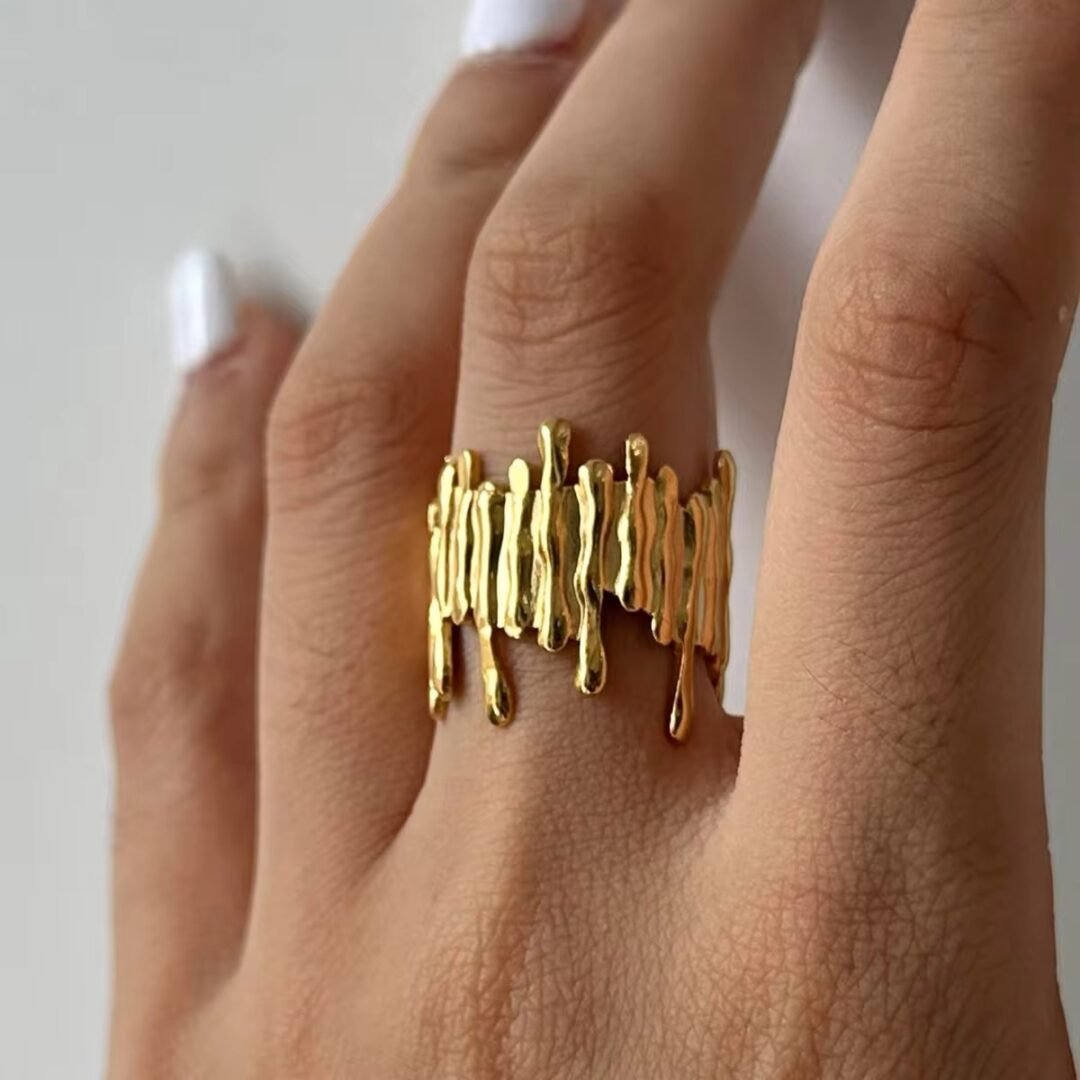 Cove Ring — close-up of scooped band profile