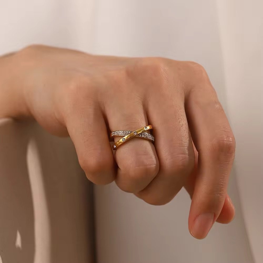 Crossed Ring — crossover ring worn on the finger