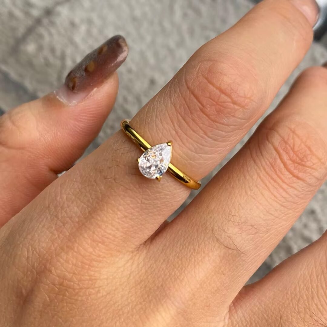 Clover Rings Set of 3 — three-ring set, flat lay
