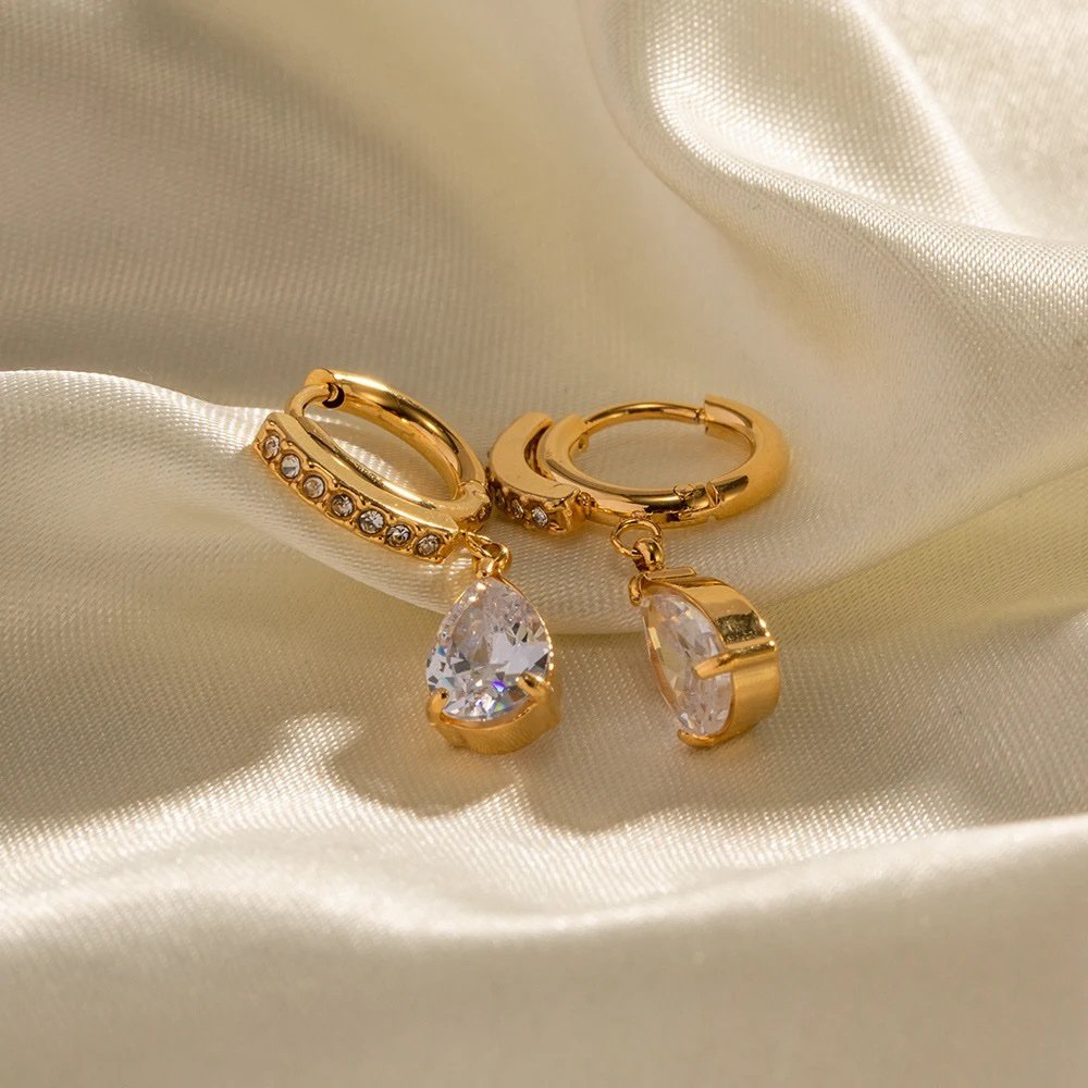 Tear Drop White — close-up of clear zircon in teardrop setting