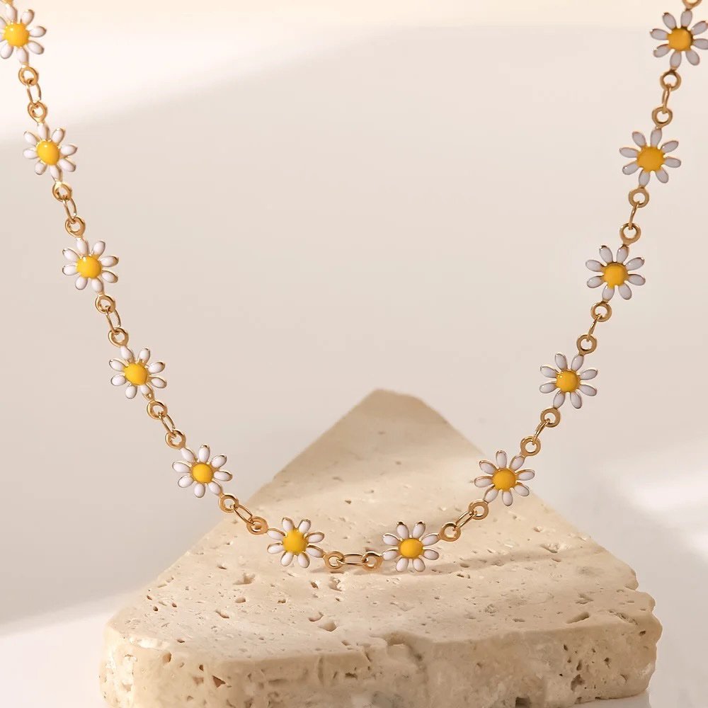 Daisies Necklace — gold-plated daisy detail on chain