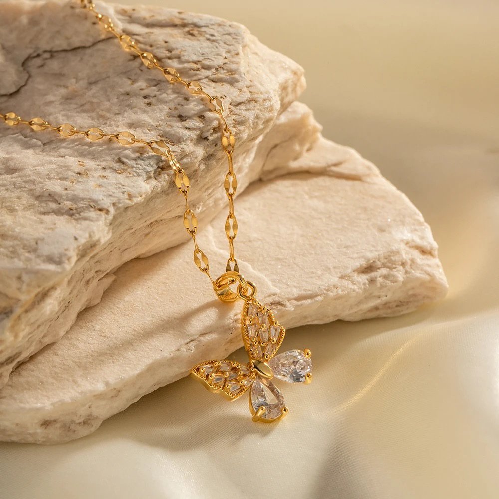 Winx — close-up of cubic zircon pendant setting