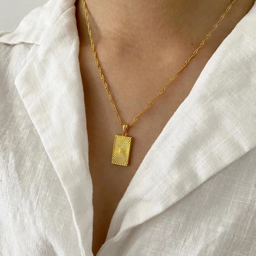 Divergent — close-up of gold-plated chain links